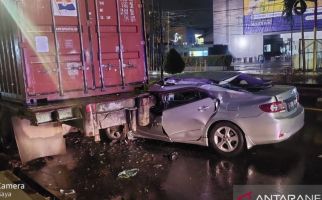 Hantam Ekor Truk Kontainer, Mobil Sedan Pak Dokter Remuk Begini, 1 Tewas - JPNN.com