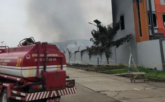 Sudah 3 Hari, Kebakaran Pabrik Korek Api di Tangerang Belum Padam, Kok Bisa? - JPNN.com
