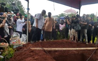 Hujan Mengguyur Lokasi Pemakaman, Selamat Jalan Vanessa Angel dan Bibi Andriansyah - JPNN.com