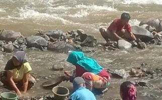 Heboh Biji Emas di Sungai Are, Warga Berbondong-bondong Jadi Pendulang Dadakan - JPNN.com