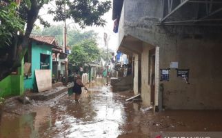 Banjir Jakarta, Tengah Malam Air Menggenangi Rumah Warga Pejaten Timur - JPNN.com