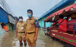 Diterjang Banjir 3 Hari, 300 KK di Daerah ini Belum Mau Tinggalkan Rumah - JPNN.com