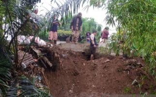 Mukjizat, Ahmad Diselamatkan di Antara Puing Rumah yang Diterjang Longsor - JPNN.com