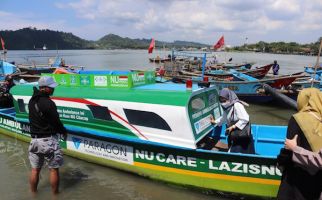 NU Care dan PT Paragon Salurkan Perahu Ambulans untuk Warga Kampung Laut Cilacap - JPNN.com