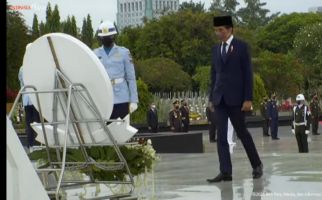 Jokowi Pimpin Upacara Hari Pahlawan di TMP - JPNN.com