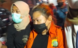 Seusai Diperiksa Sebagai Tersangka, Anak Nia Daniaty Pakai Baju Tahanan Warna Oranye - JPNN.com