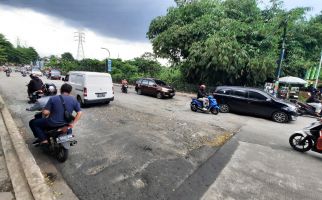 Jalan Grand Depok City Kembali Berlubang, Rawan Kecelakaan - JPNN.com
