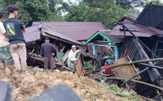 Belasan Rumah di Deli Serdang Rusak Tertimbun Longsor, 1 Warga Hilang - JPNN.com