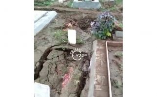 Viral Puluhan Makam di TPU Mangun Jaya Bekasi Amblas, Nih Fotonya - JPNN.com