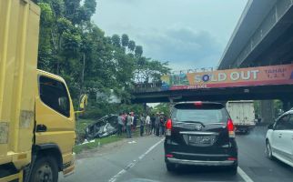 Innova Kecelakaan Tunggal di Tol Japek, Mobil Ringsek Begini, 9 Orang Luka-Luka - JPNN.com