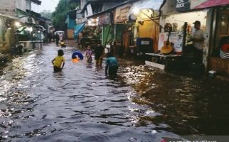 Hujan Deras Sabtu Sore, Mampang Jaksel Banjir - JPNN.com