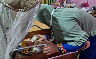 Bayi Mungil Ditemukan Tergeletak di Atas Sajadah Imam Masjid, Cuma Dibalut Kain - JPNN.com