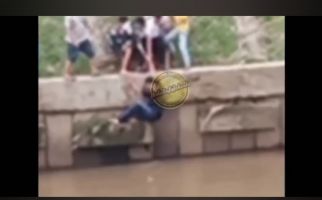 Tepergok Saat Berbuat Terlarang, Pria Ini Melompat ke Sungai Ciliwung, Begini Nasibnya - JPNN.com