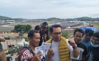 Naik ke ‘Bukit Viral’ Sirkuit Mandalika, Ridwan Kamil Membagikan Tiket Gratis WSBK untuk Warga  - JPNN.com