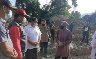 Bu Risma Tinjau Lokasi Longsor Deli Serdang, Minta Warga Direlokasi - JPNN.com