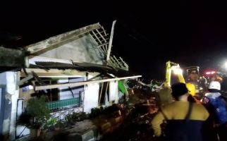 Tebing Terjal Longsor Timpa 2 Rumah, 4 Orang Tewas - JPNN.com