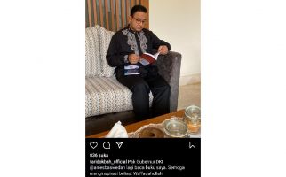 Viral, Foto Anies Baswedan Baca Buku Farid Okbah yang Ditangkap Densus 88 - JPNN.com