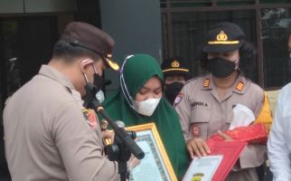 Winarsih Teteskan Air Mata, Ada Tali Asih dari Polisi - JPNN.com