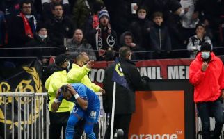 Setelah Menimpuk Botol ke Dimitri Payet, Fan Lyon Saling Ribut di Stadion - JPNN.com