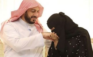 Istri Syekh Ali Jaber Kenang Ultah Pernikahan, Kalimatnya Undang Tangis - JPNN.com