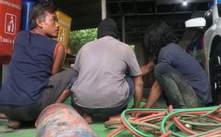 Jelang Subuh, 3 Pria Tepergok Berada di Pinggir Tol Japek, Nah Loh, Ketahuan - JPNN.com