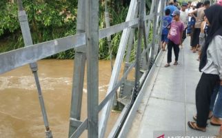 Ibu dan 4 Anaknya Hilang Terseret Arus Sungai - JPNN.com