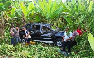 Mobil Kepala Inspektorat OKU Timur Masuk Kebun Pisang, Kondisinya Mengenaskan - JPNN.com