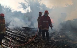 Lapak Pembuatan Kusen di Depok Ludes Terbakar, Ini Penyebabnya - JPNN.com