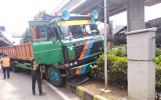 Truk Tronton Senggol Sepeda Motor di Jaktim, Lihat yang Terjadi - JPNN.com