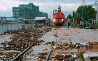 Sungai Cikeruh Meluap, Jalur Lintas Kereta Api Terendam Air - JPNN.com