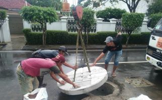 Antisipasi Banjir, Anak Buah Heru Budi Kerja Bakti di Sungai hingga Waduk - JPNN.com