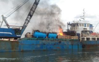Kapal Bandar Bestari Terbakar di Pelabuhan Sunda Kelapa, Sebegini Kerugiannya - JPNN.com