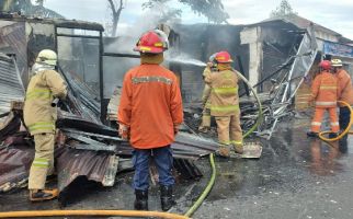 Toko Sepatu dan Warung Ayam Geprek di Duren Sawit Terbakar, Lihat nih Fotonya - JPNN.com