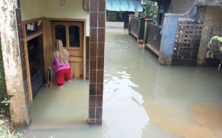 Ruang Kelas di SDN 7 Rancaekek Bandung Roboh Diterjang Banjir - JPNN.com