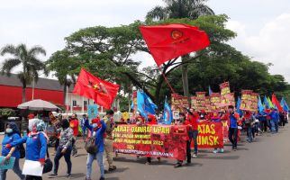 Buruh Kepung Monju Bandung, Long March ke Gedung Sate - JPNN.com