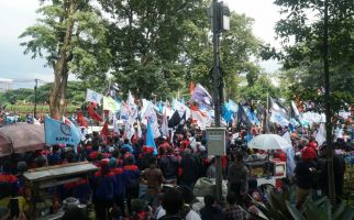 Ribuan Buruh Kepung Gedung Sate, Kawal Penetapan UMK 2022  - JPNN.com