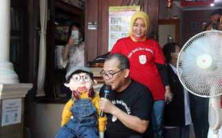 Agus DS Tampil Atraktif Saat Peringatan Hari Dongeng Nasional di TBM Bukit Duri Bercerita - JPNN.com