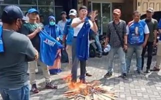 Video Kader Demokrat Riau Membakar Atribut Partai, Jubir Kubu Moeldoko Bilang Begini - JPNN.com