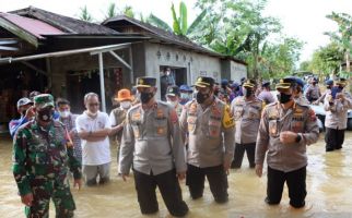 Kapolri Jenderal Listyo dan Akpol 1991 Salurkan Bantuan untuk Korban Banjir di HST - JPNN.com