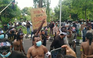 Tuntut Kemerdekaan Papua, Massa AMP Diadang 2 Ormas Bali, Bentrok - JPNN.com