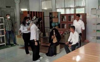 Mahasiswi Korban Pelecehan Oknum Dosen Unsri Menangis saat Olah TKP, Ini Pengakuannya - JPNN.com