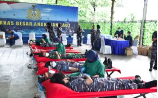 Lihat, Ratusan Korps Wanita TNI AL Tidur Telentang, Didatangi Petugas, Ada Apa? - JPNN.com