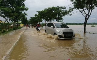 Banjir, Pohon Roboh, Aliran Listrik Terputus - JPNN.com
