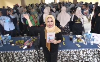 Jes Tanjung Bagi-bagi Buku Sugar Mommy di Lapas Perempuan - JPNN.com
