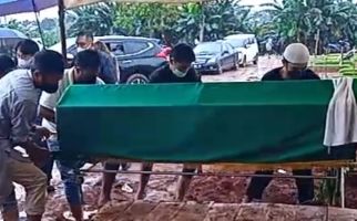 Hujan Iringi Pemakaman Idang Rasjidi, Sang Anak: Semoga Pertanda Baik - JPNN.com