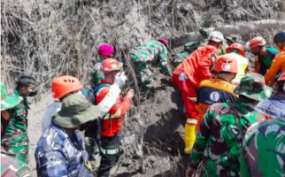 Satgas TNI AL Bantu Warga Terdampak Bencana Erupsi Gunung Semeru - JPNN.com