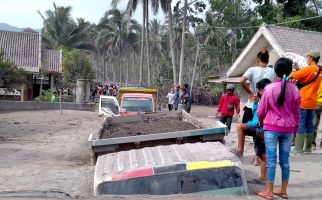 Erupsi Gunung Semeru, Dewan Da'wah Kirim Personel untuk Bantu Pengungsi - JPNN.com