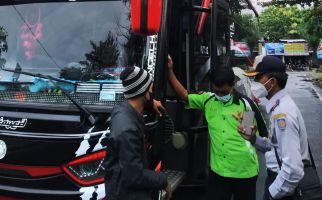 Petugas Dishub DIY Paksa Bus Pariwisata Putar Balik Jika Tak Memenuhi Syarat Ini - JPNN.com