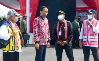 Lihat Tuh, Jaket Bomber Jokowi Keren Banget, Dipakai Buat Resmikan Bandara Tebelian - JPNN.com