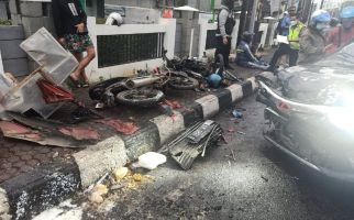 Mobil Tabrak Pesepeda Motor, 2 Luka, Bubur Berserakan di Jalan - JPNN.com